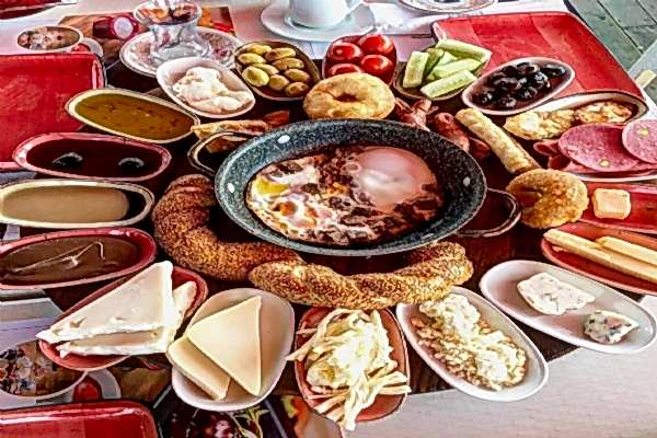 Teknede Kahvaltı Çeşitleri.